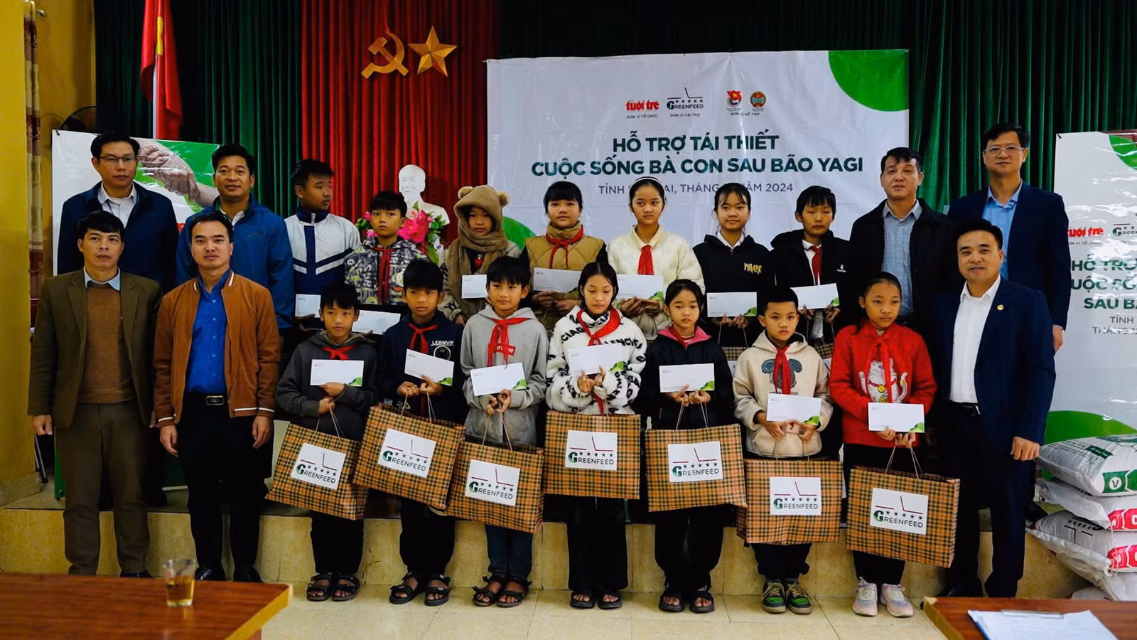 anh-2-cac-em-hoc-sinh-duoc-nhan-hoc-bong-tai-chuong-trinh.jpg