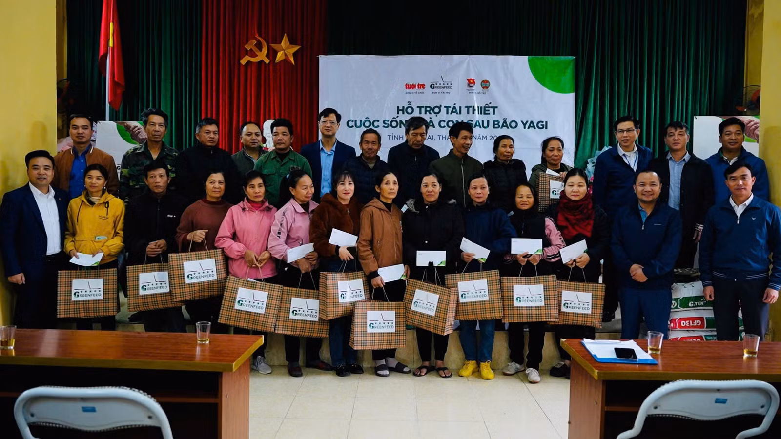 anh-3-cac-ho-dan-co-hoan-canh-kho-khan-duwcj-nhan-qua-va-tien-mat-chuong-trinh-ho-tro-tai-thiet-san-xuat.jpg