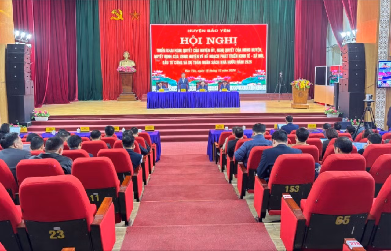 cac-dong-chi-lanh-dao-huyen-bao-yen-chu-tri-hoi-nghi-2253.jpg