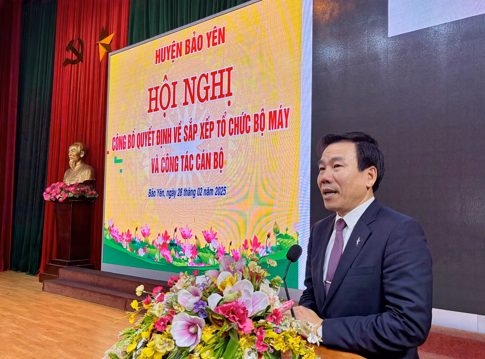 Đồng chí Dương Đức Huy, Trưởng Ban Tuyên giáo và Dân vận Tỉnh ủy phát biểu tại hội nghị.