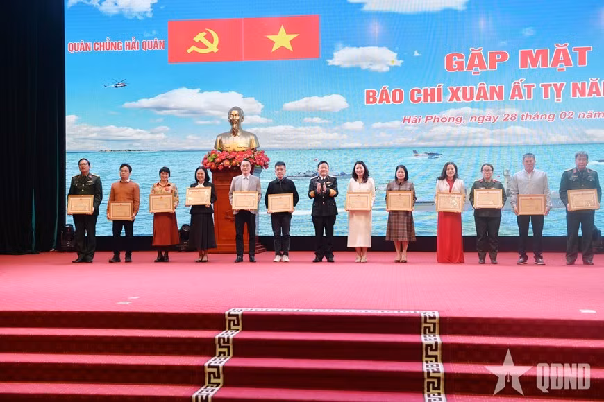 Lãnh đạo Quân chủng Hải quân trao bằng khen tặng các tập thể có thành tích tiêu biểu trong phối hợp tuyên truyền năm 2024.