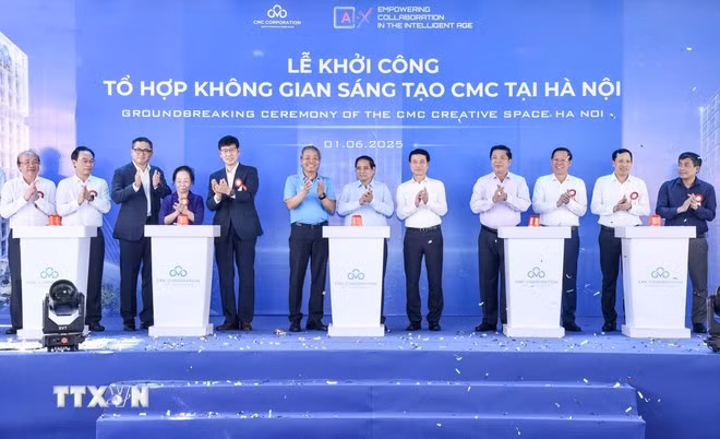 Thủ tướng Phạm Minh Chính và các đại biểu khởi công dự án Tổ hợp Không gian sáng tạo tại Hà Nội. (Ảnh: Dương Giang/TTXVN)