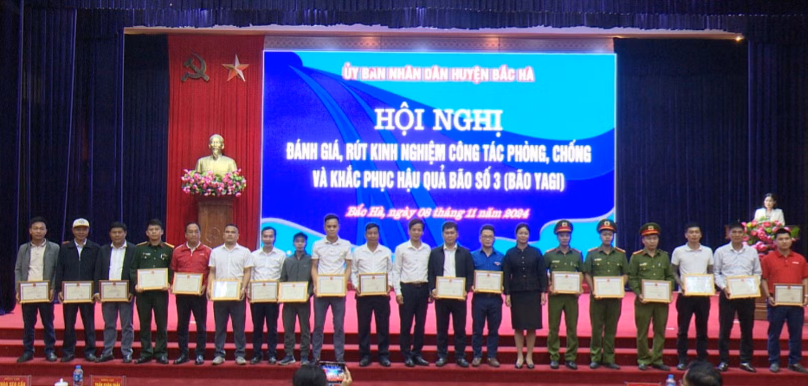 khen-thuong-cac-ca-nhan-1636.jpg