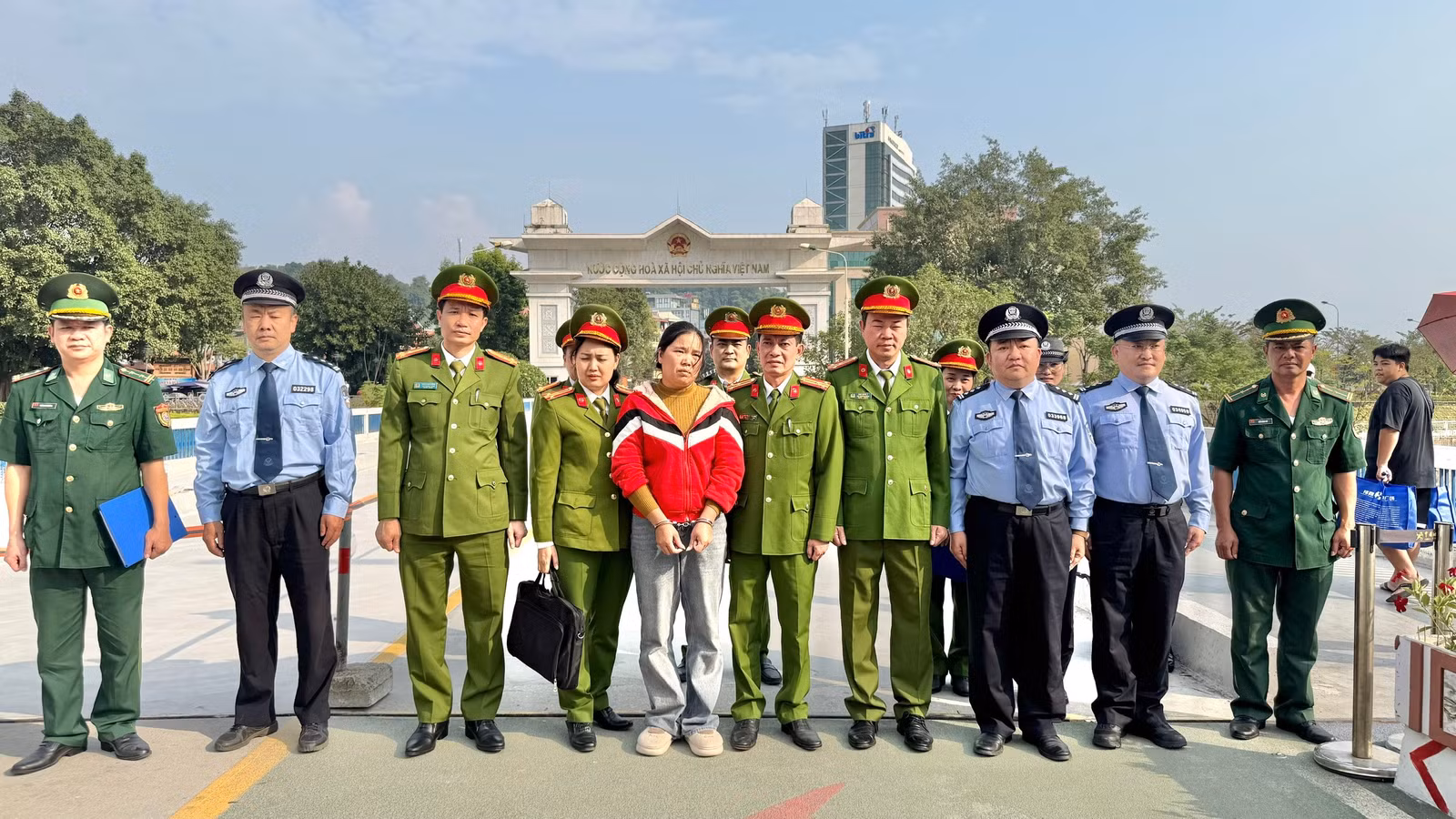 anh-2-cong-an-trung-quoc-ban-giao-doi-tuong-truy-na-cho-cong-an-viet-nam.jpg