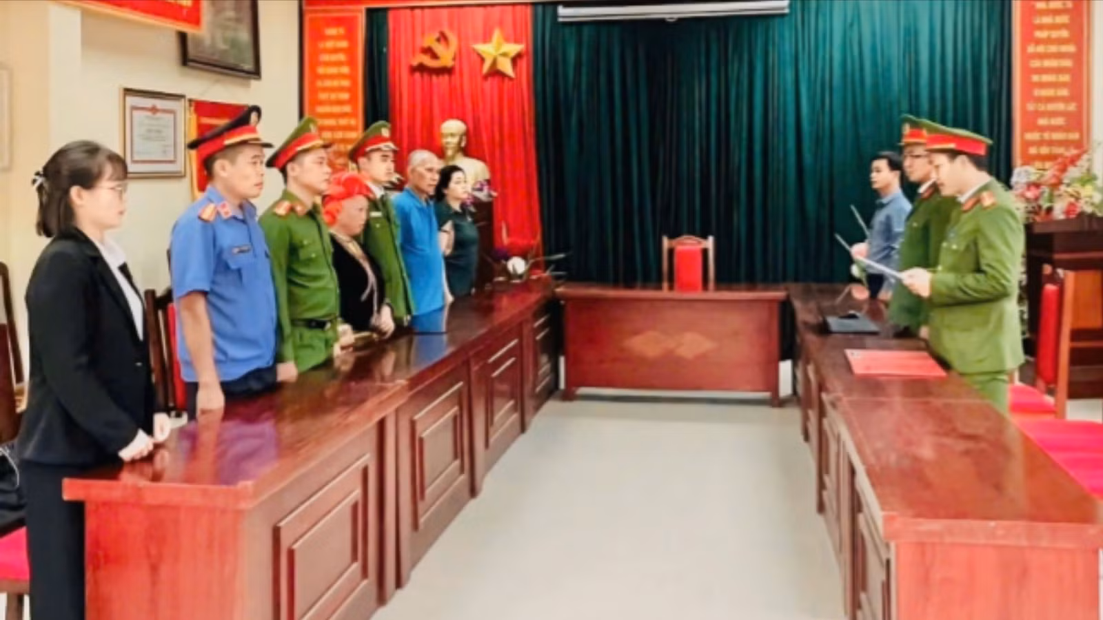 anh-1-cong-an-huyen-van-ban-thi-hanh-lenh-bat-bi-can-trieu-thi-tin-de-tam-giam-ve-hanh-vi-giet-nguoi-7943.jpg