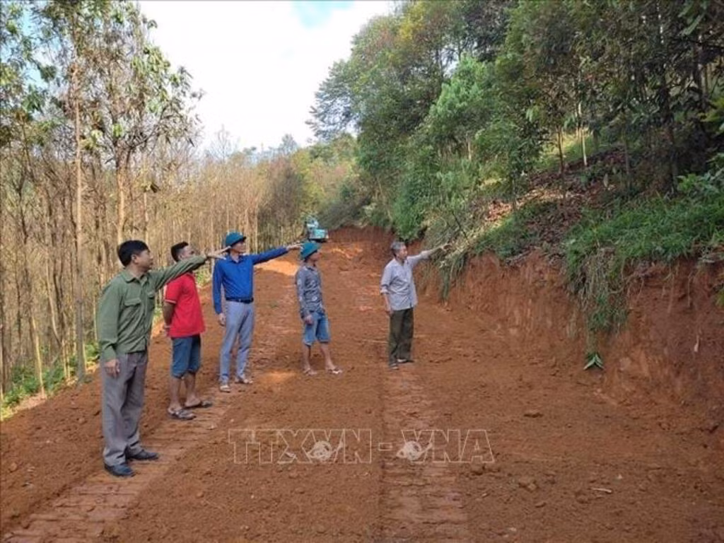 Người dân xã Phú Nhuận, huyện Bảo Thắng, tỉnh Lào Cai đồng lòng hiến đất để mở rộng đường nông thôn.