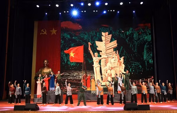Chương trình nghệ thuật tái hiện lại những thời điểm lịch sử chuyển học sinh, thiếu nhi miền Nam ra Bắc học tập.