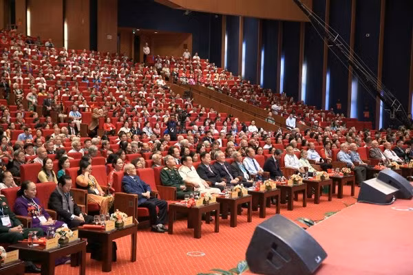 Các đồng chí lãnh đạo và đại biểu tham dự lễ kỷ niệm.