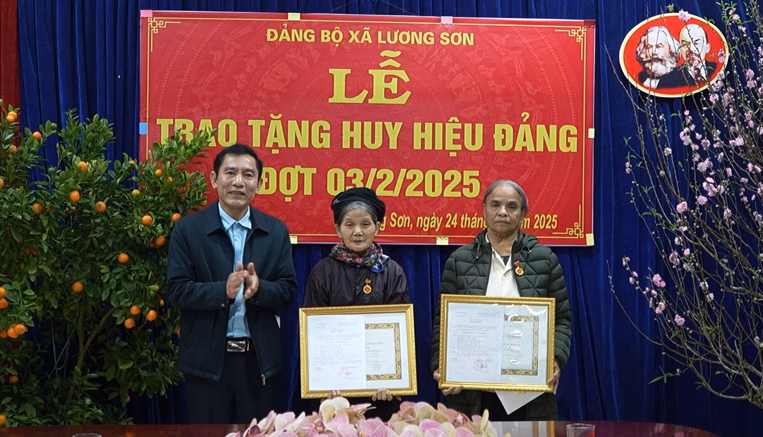 thuong-truc-huyen-uy-bao-yen-trao-huy-hieu-dang-cho-dang-vien-thuoc-dang-bo-xa-luong-son.jpg