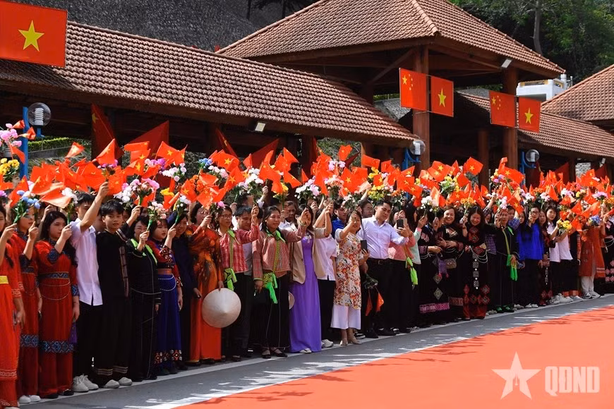 Người dân vẫy cờ tại Lễ tiễn đoàn đại biểu Trung Quốc.