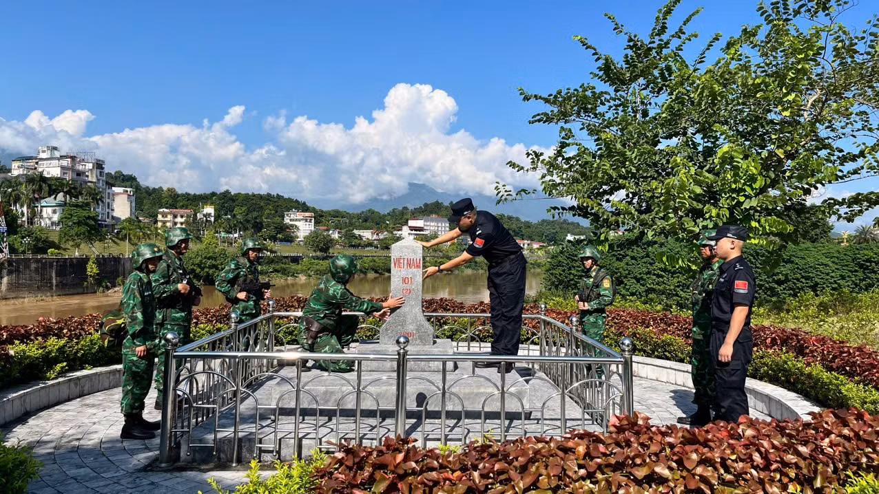 Đội tuần tra liên hợp số 1 BĐBP tỉnh lào Cai tiến hành kiểm tra cột Mốc 101.jpg