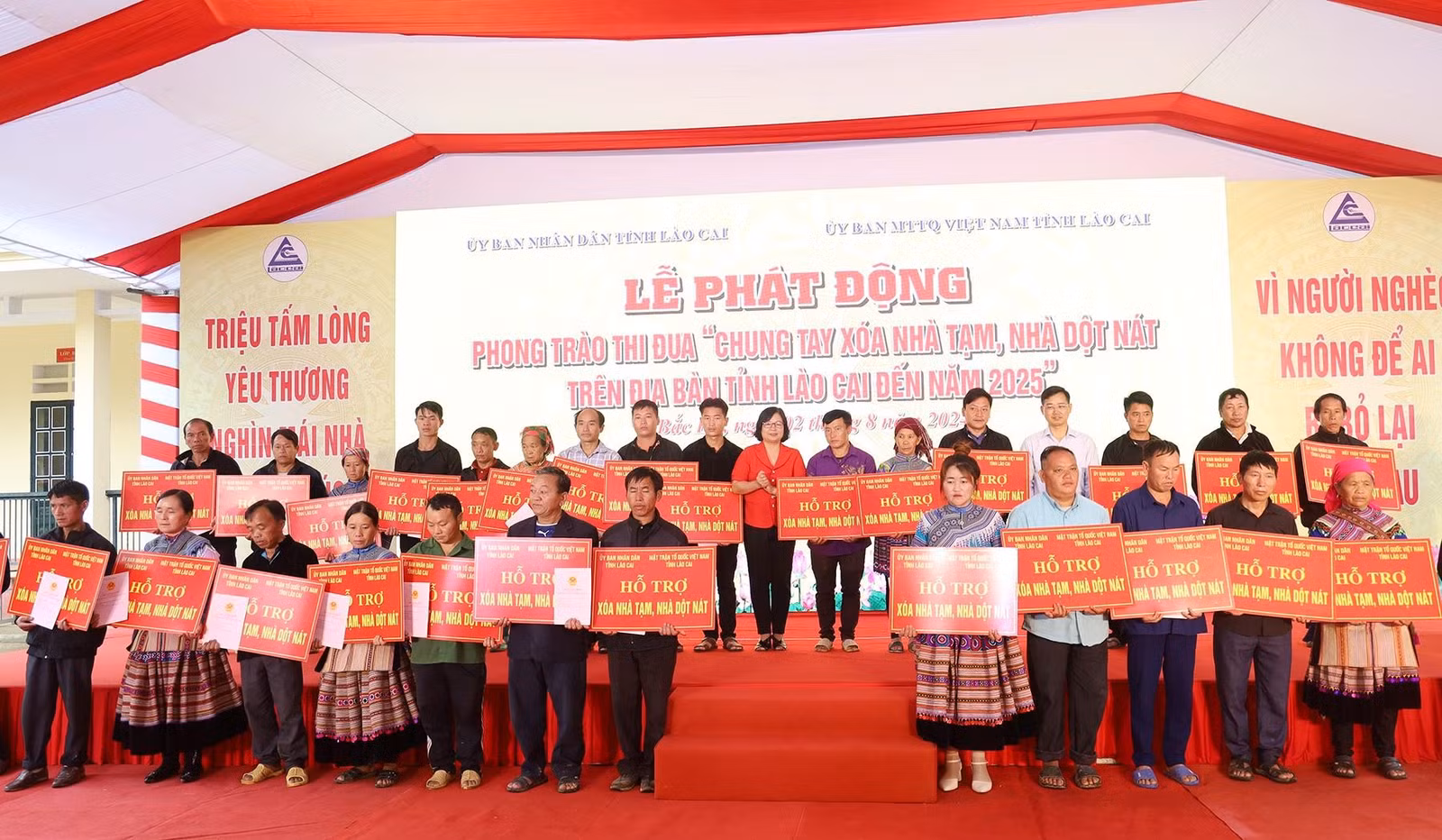 lanh-dao-huyen-bac-ha-trao-giay-chung-nhan-quyen-su-dung-dat-va-kinh-phi-ho-tro-lam-nha-cho-cac-ho-dan.jpg