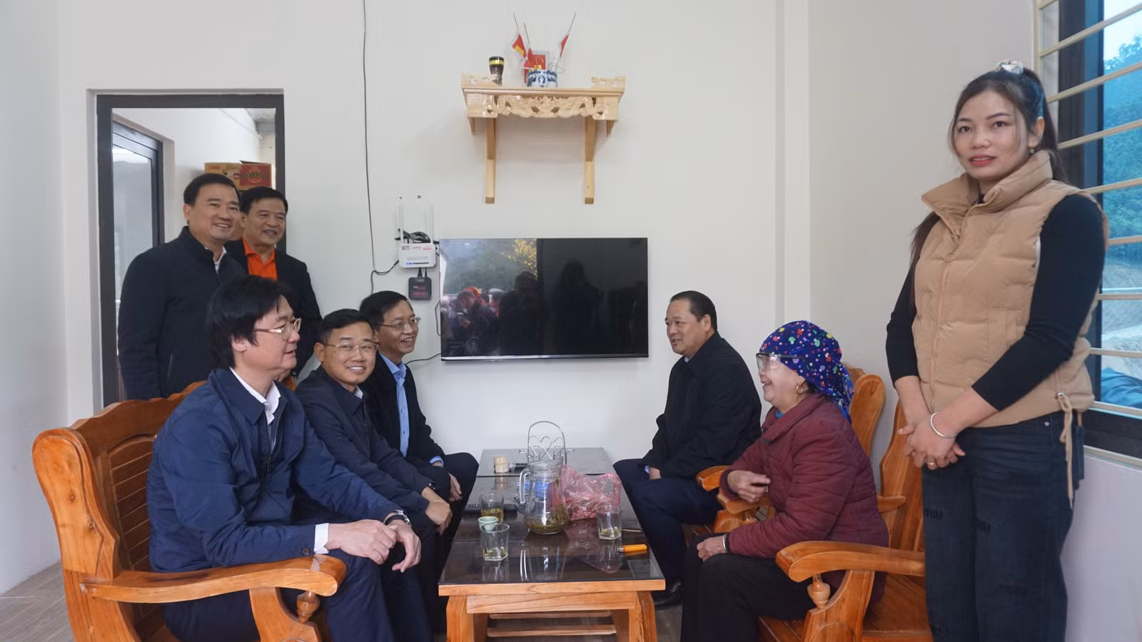 cac-dong-chi-lanh-dao-tap-doan-dau-khi-viet-nam-lanh-dao-tinh-huyen-tham-quan-nha-moi-cua-nhan-dan.jpg
