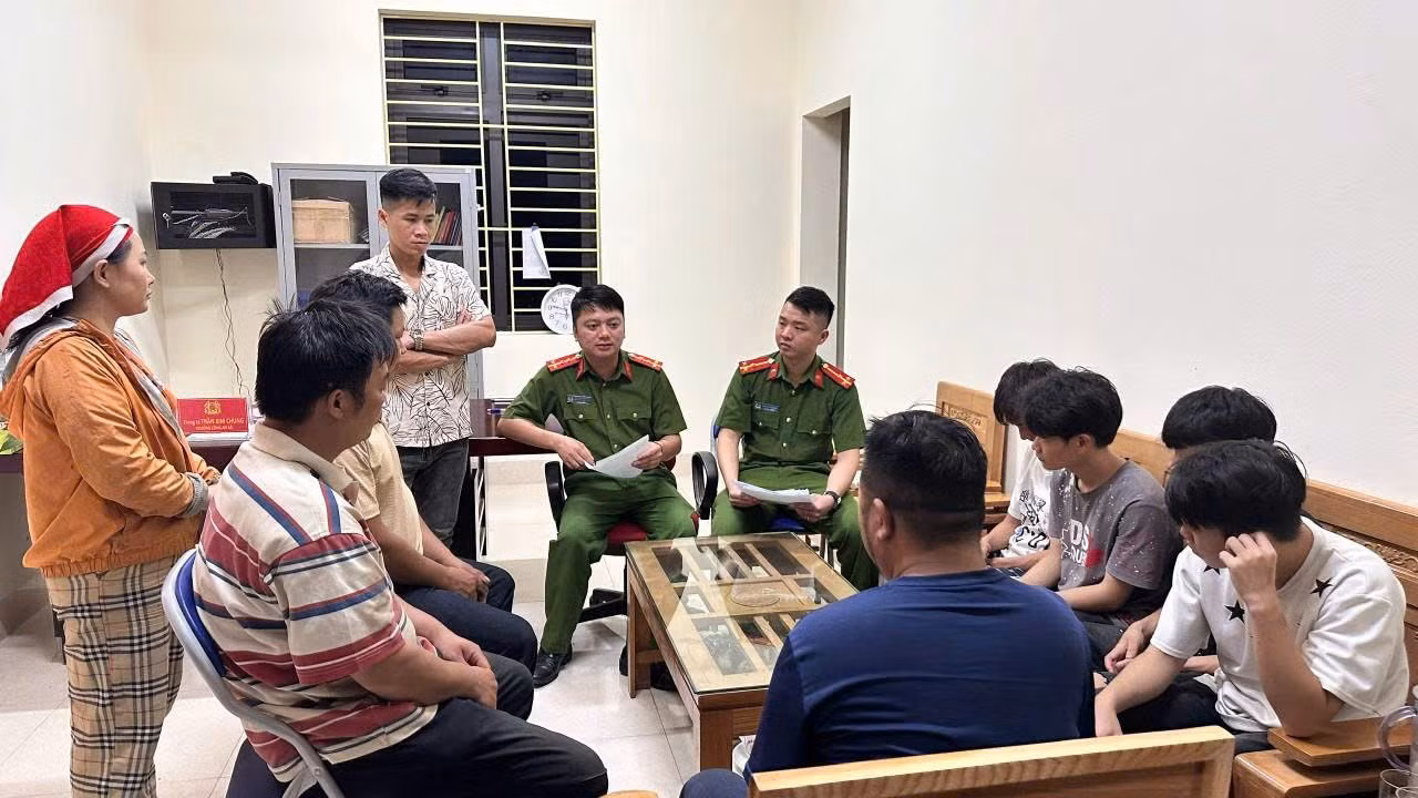 cac-em-hoc-sinh-duoc-dua-ve-dia-phuong-an-toan-va-ban-giao-cho-phu-huynh.jpg
