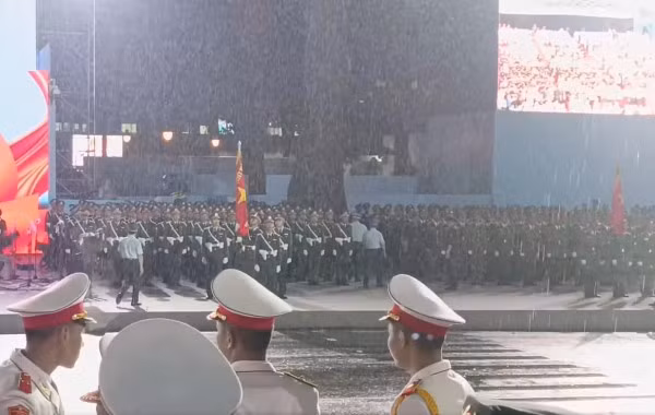 Mưa lớn nhưng các chiến sĩ giữ vững đội hình, đồng thời cất lên bài hát Như có Bác Hồ trong ngày vui đại thắng.