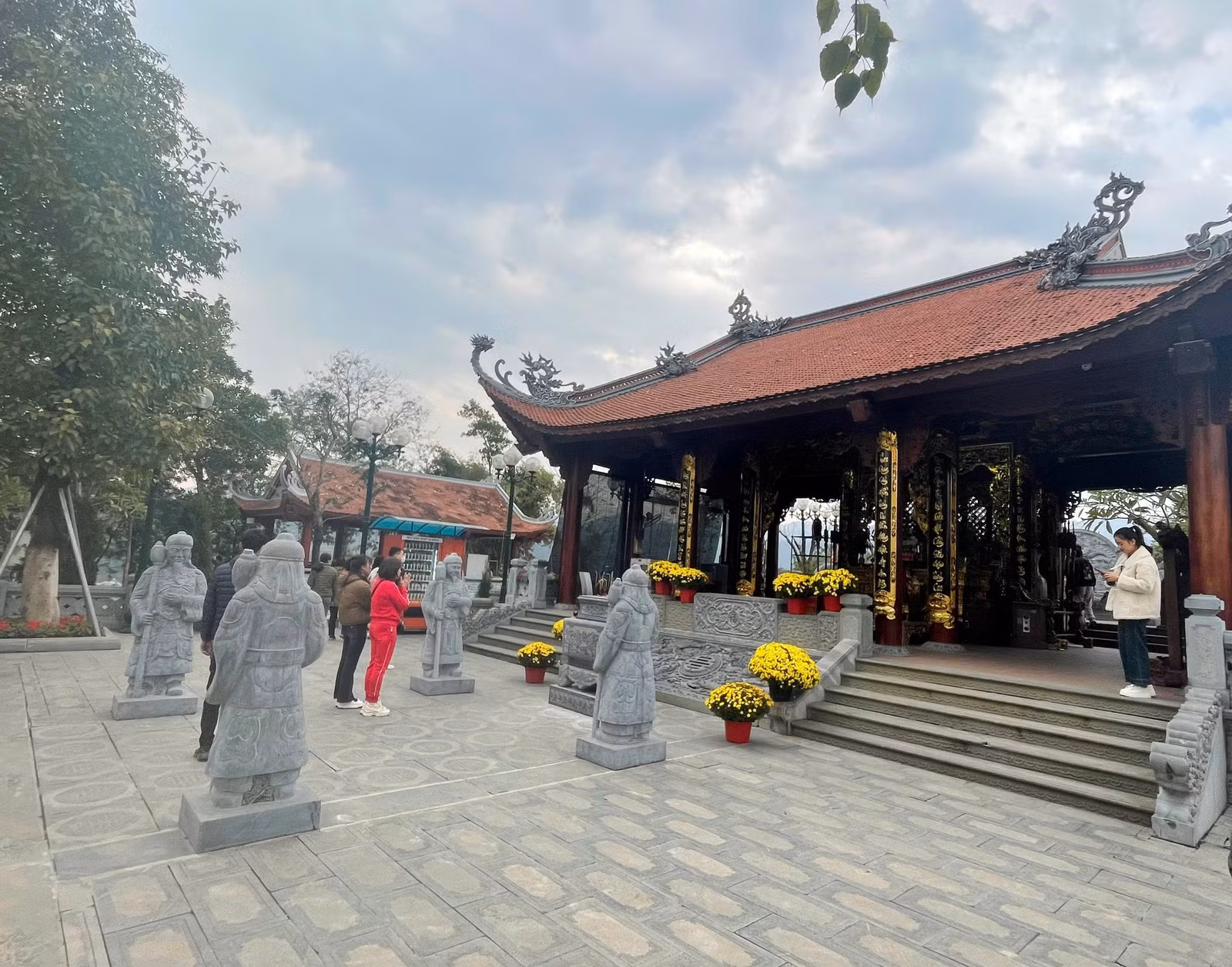 du-khach-dang-huong-khu-lang-mo-ong-nguyen-hoang-bay.jpg