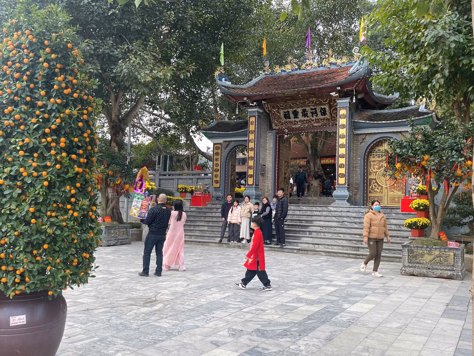 du-khach-chup-anh-luu-niem-tai-cong-den.jpg