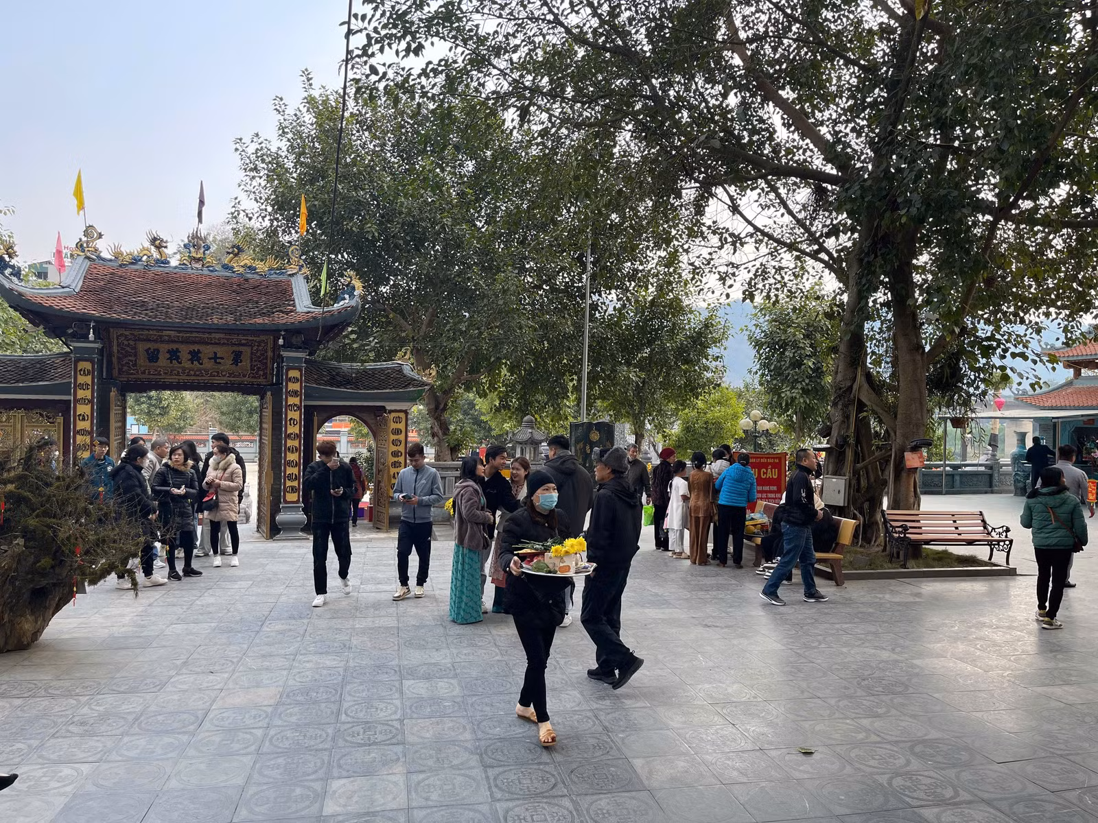 dong-dao-du-khach-toi-tham-quan-chiem-bai-den-bao-ha-copy.jpg