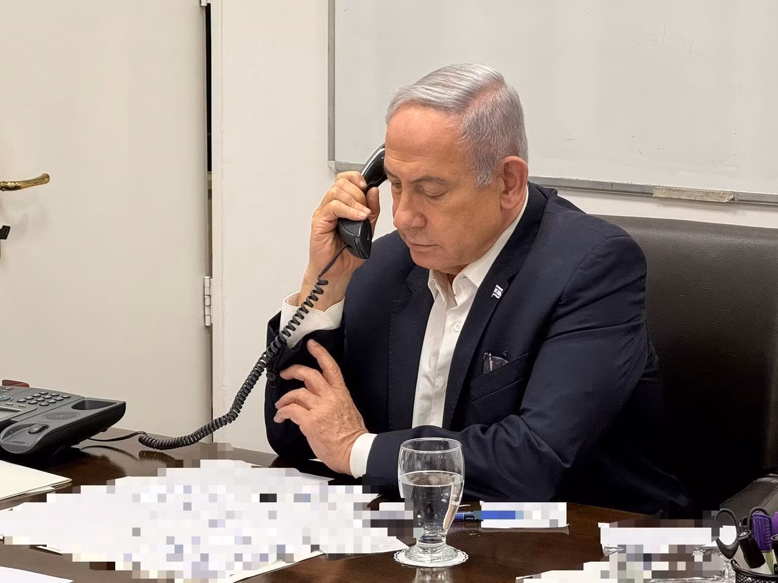 Thủ tướng Israel Benjamin Netanyahu trong một cuộc điện đàm với Tổng thống Mỹ Joe Biden. Ảnh: THX/TTXVN