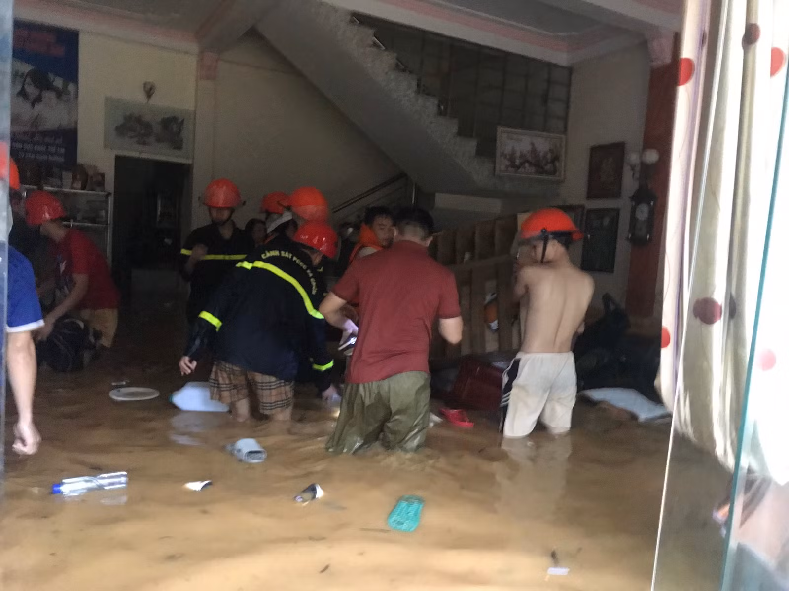 giúp nhân dân di chuyển tài sản.jpg