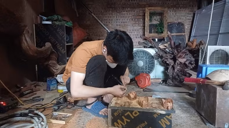 Những người thợ miệt mài sớm tối trong xưởng để hoàn thiện tác phẩm.
