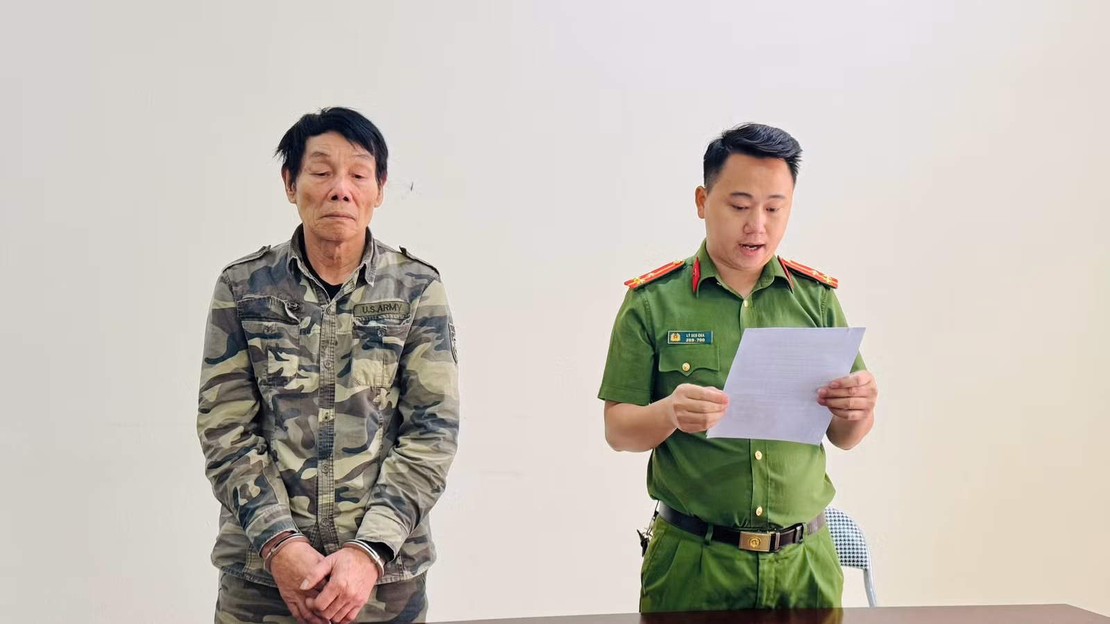 anh-1-co-quan-canh-sat-dieu-tra-cong-an-tinh-lao-cai-thi-hanh-lenh-bat-bi-can-de-tam-giam-doi-voi-tran-van-y-2.jpg
