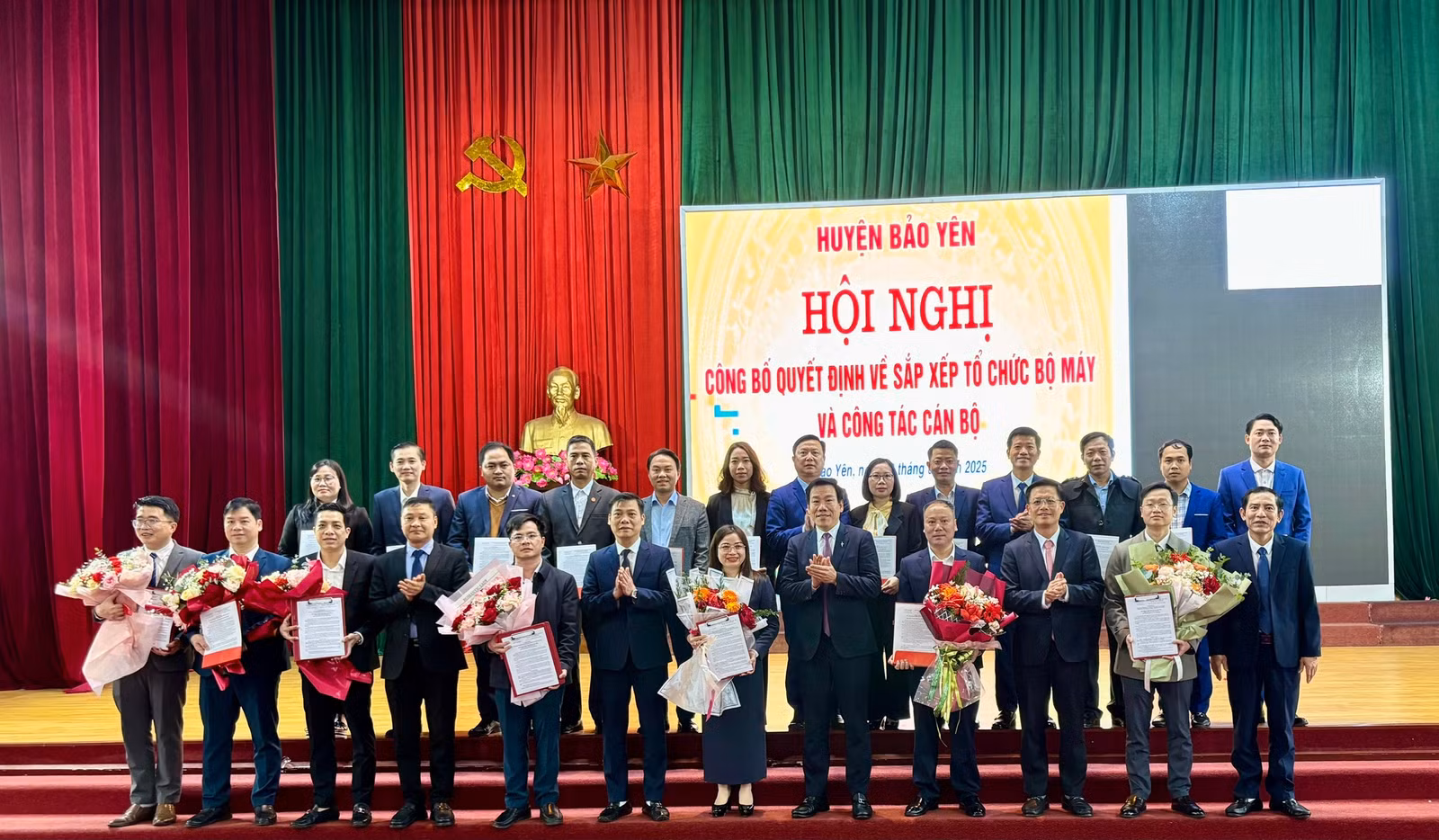 Trao quyết định, tặng hoa chúc mừng các cá nhân được bổ nhiệm.