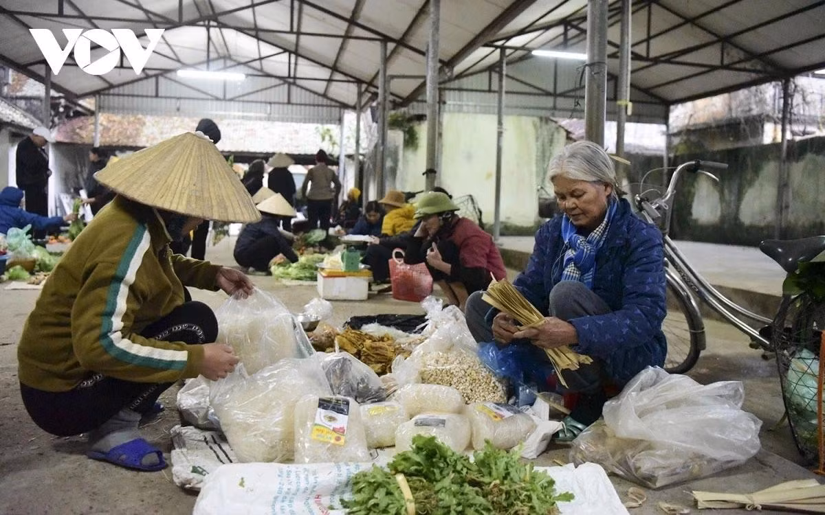 Niềm hạnh phúc của cô là được theo mẹ đi chợ quê sắm Tết (Ảnh minh họa)