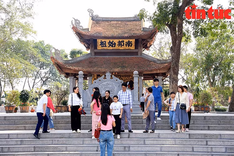 Du khách tham quan Lăng Kinh Dương Vương.