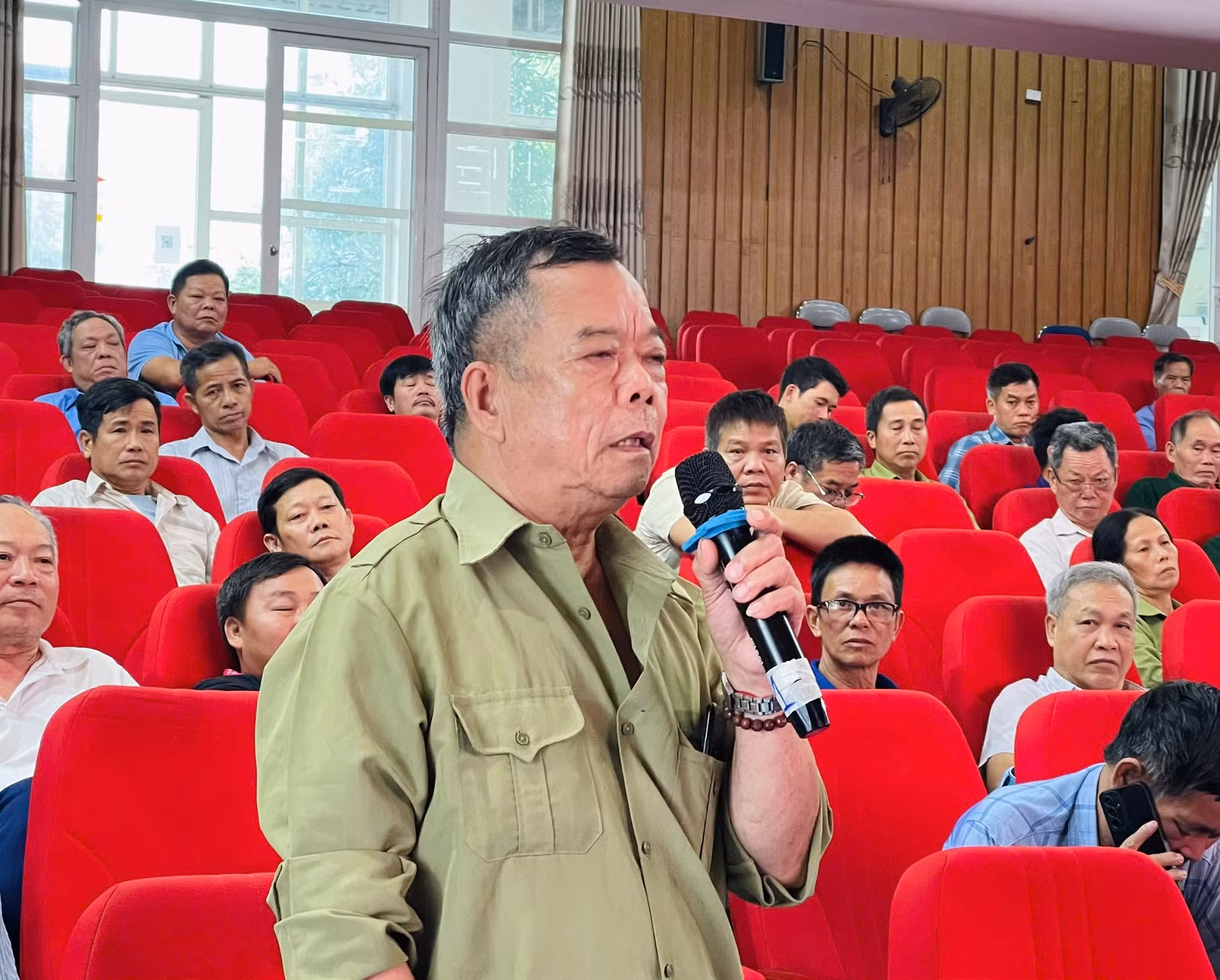 dai-bieu-neu-y-kien-thao-luan-tai-hoi-nghi.jpg