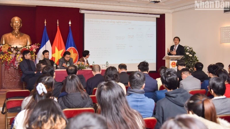 Tiến sĩ, bác sĩ Võ Toàn Trung phát biểu tại cuộc tọa đàm "Vai trò của trí thức tại Pháp đóng góp cho phát triển khoa học công nghệ của Việt Nam trong thời kỳ mới", tổ chức ngày 30/11/2024 tại thủ đô Paris (Cộng hòa Pháp) nhằm hưởng ứng lời kêu gọi của Tổng Bí thư Tô Lâm, đưa dân tộc Việt Nam bước vào "kỷ nguyên vươn mình".