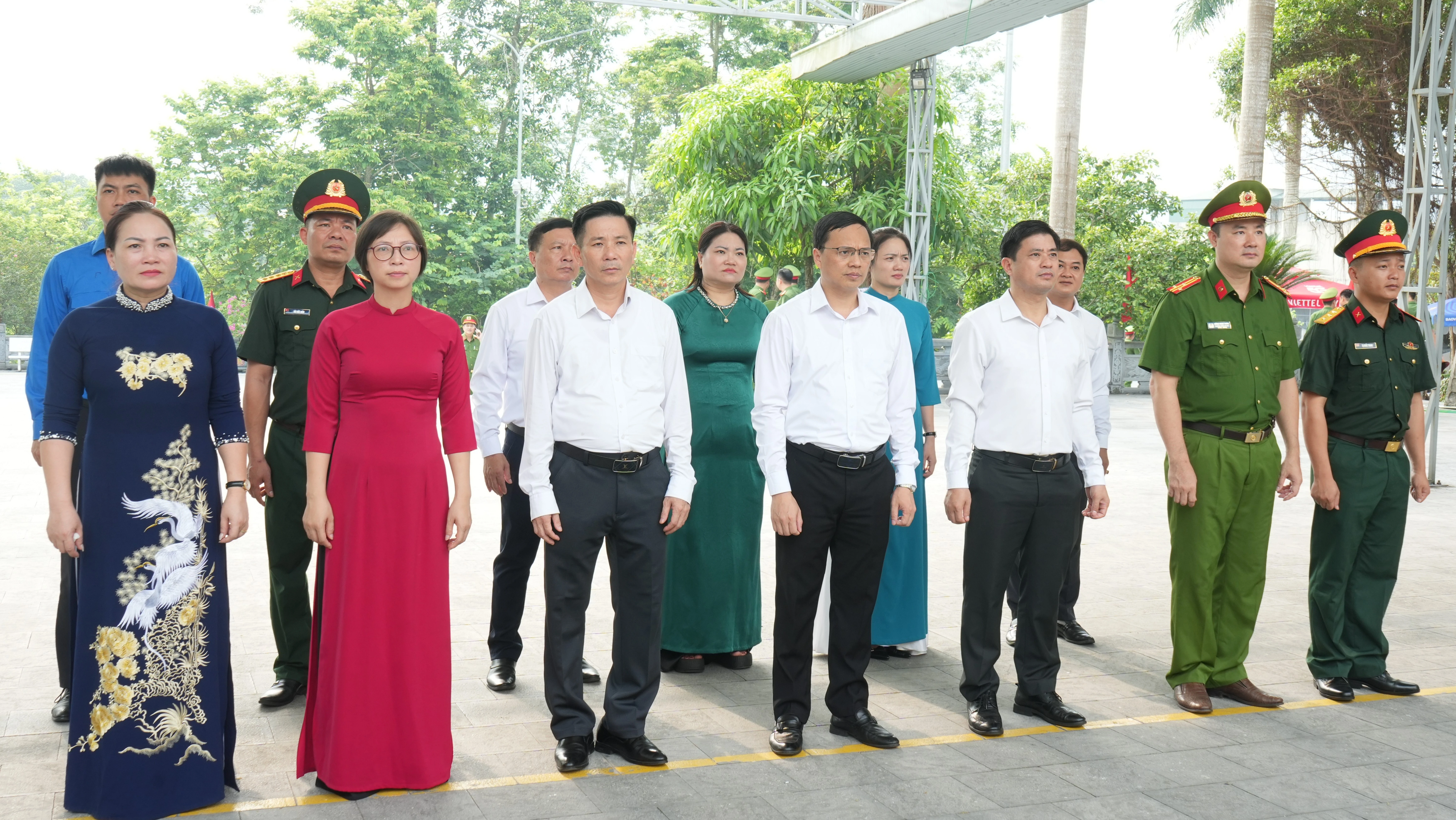 doan-cong-tac-cua-dang-uy-hdnd-ubnd-ub-mttq-xa-tran-yen-dang-huong-tri-an-cac-anh-hung-liet-si-tai-nghia-trang-liet-si-quoc-gia-vi-xuyen-6890.jpg