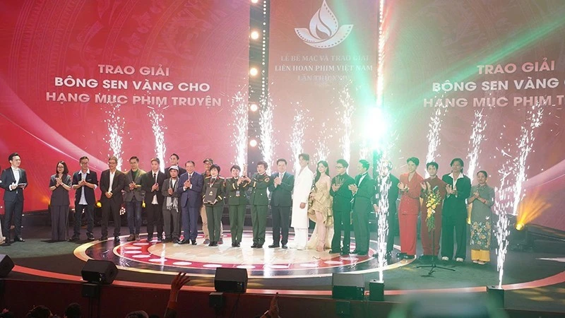 Đoàn phim Mưa đỏ nhận giải Bông sen Vàng.