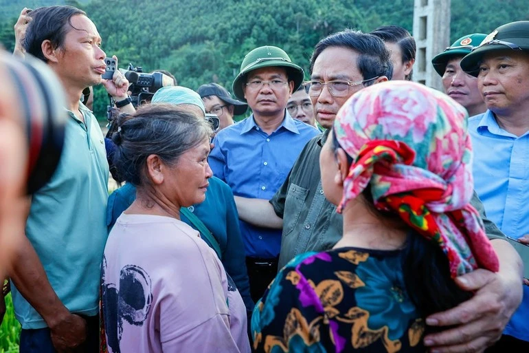 Thủ tướng chia sẻ với thân nhân nạn nhân mất tích do sạt lở đất tại Làng Nủ.