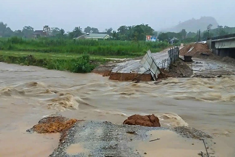 Đường tránh thi công cầu Khe Trằng, xã Thành Bình Thọ, tỉnh Nghệ An bị sạt lở do mưa lũ
