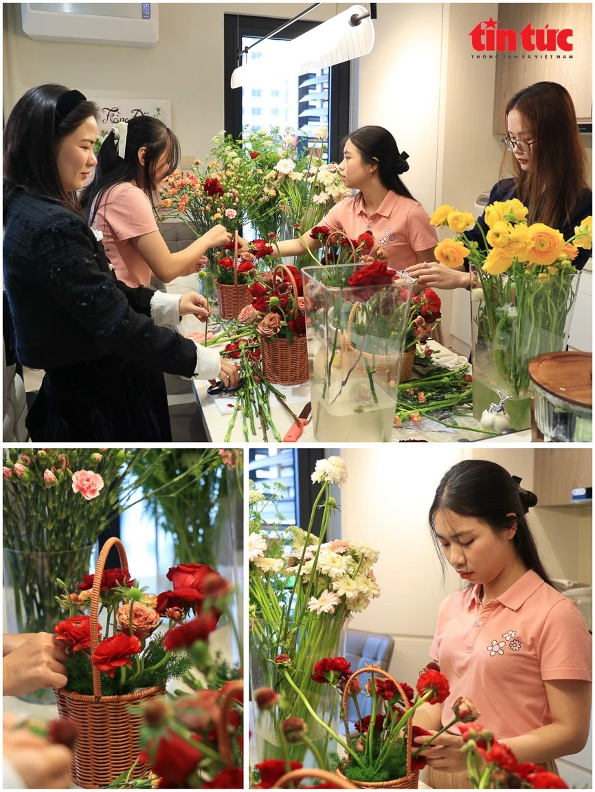 Hoạt động bán hoa gây quỹ xây dựng các tủ sách dành tặng cho các em nhỏ.