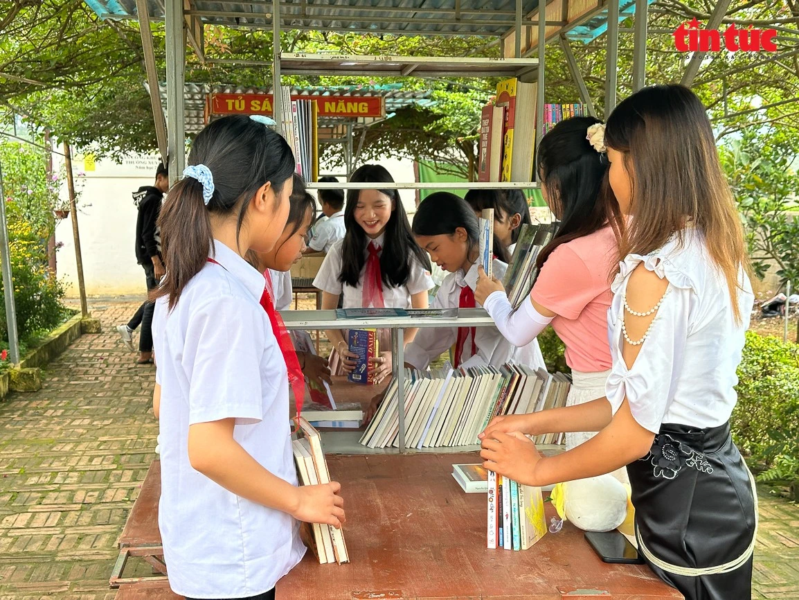 Những cuốn sách được trao tận tay các bạn học sinh.