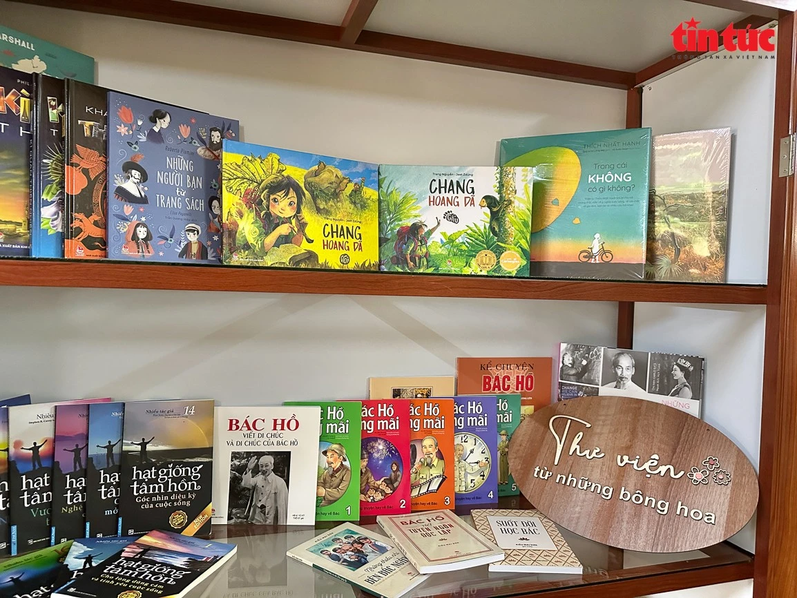 "Gieo mầm" tri thức cho các em nhỏ vùng cao thông qua những tủ sách.