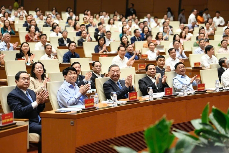 Các đồng chí lãnh đạo Đảng, Nhà nước, Quốc hội dự hội nghị.