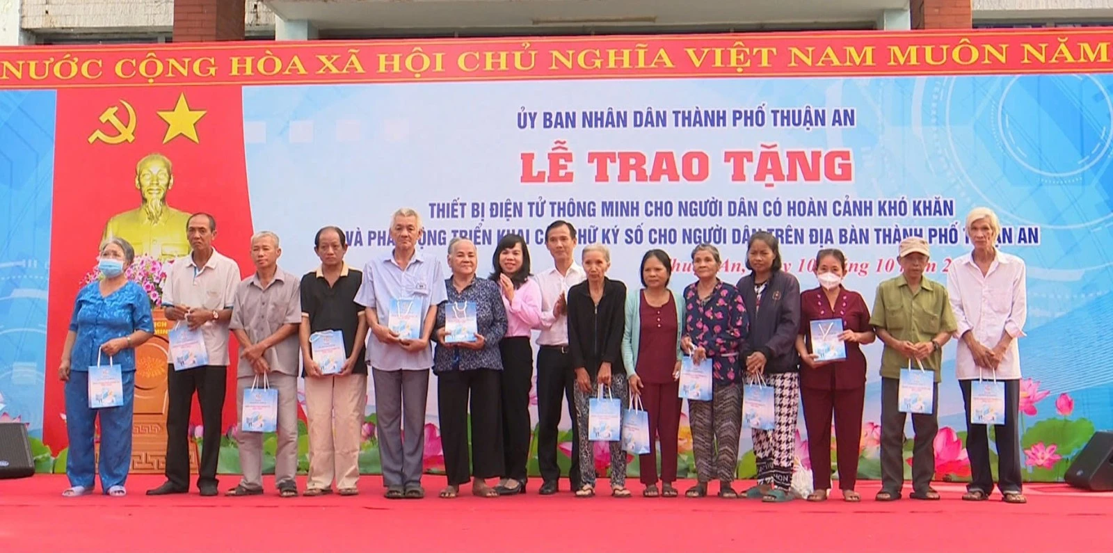 Lãnh đạo TP.Thuận An tặng thiết bị điện tử thông minh cho người dân có hoàn cảnh khó khăn.