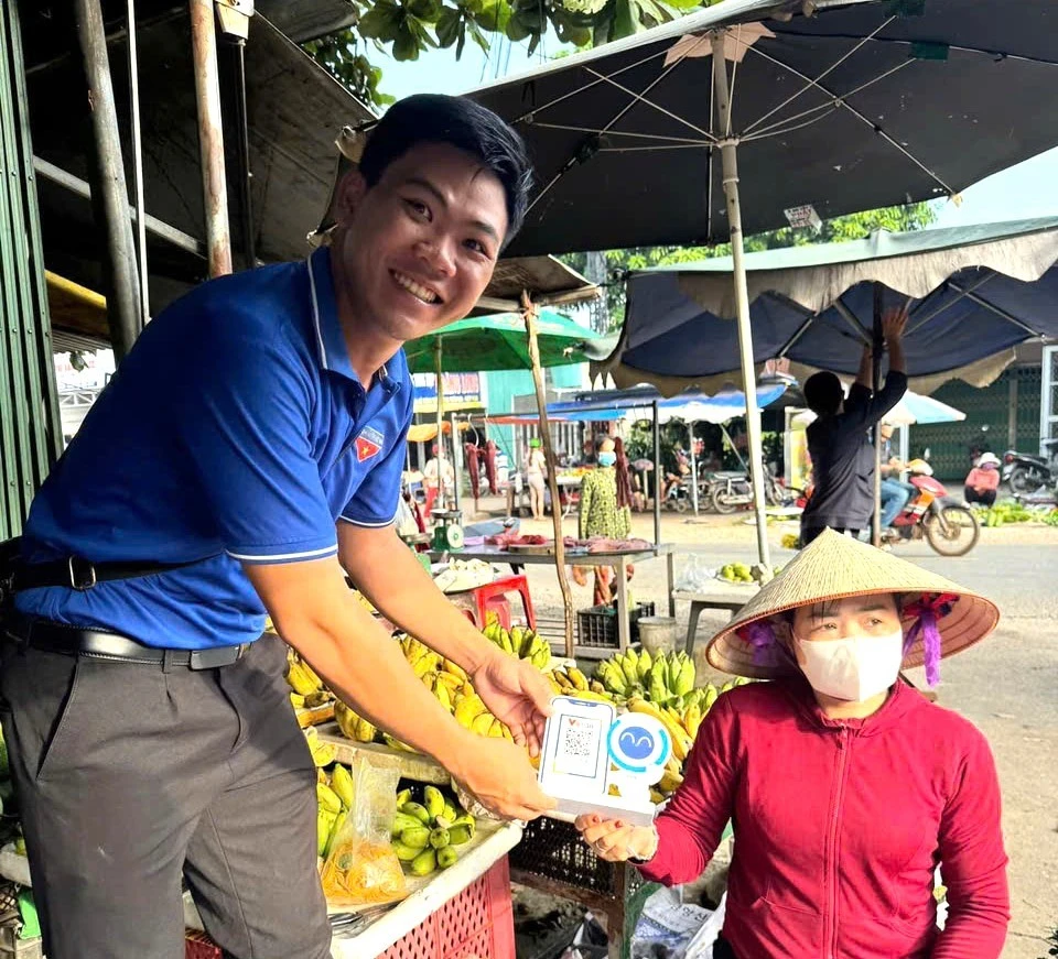 Hỗ trợ mã QR thanh toán không dùng tiền mặt cho tiểu thương huyện Dầu Tiếng.