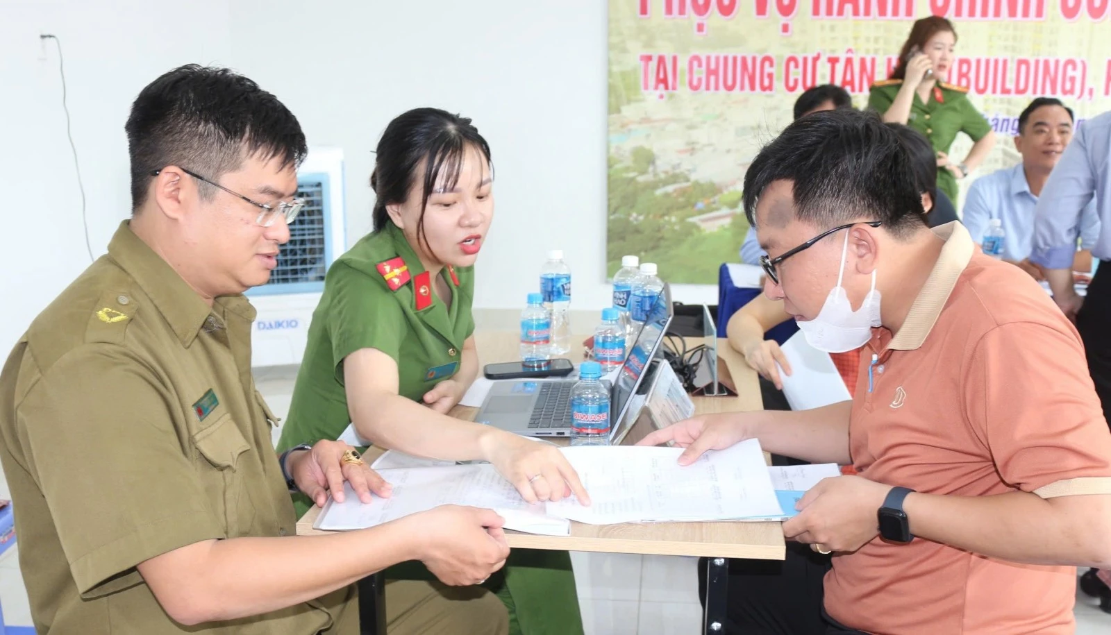 Mô hình “Hành chính công lưu động” hỗ trợ giải quyết thủ tục hành chính cho người dân ở TP.Dĩ An.