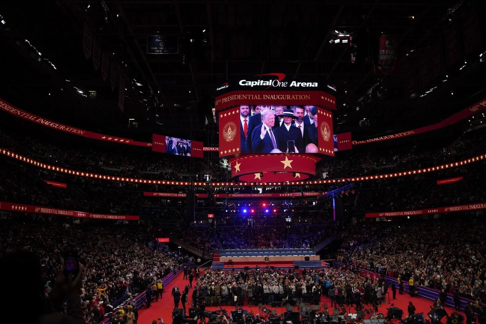 Ông Donald Trump tuyên thệ nhậm chức tại Tòa nhà Quốc hội ở Washington, D.C., chính thức trở thành Tổng thống thứ 47 của Mỹ.