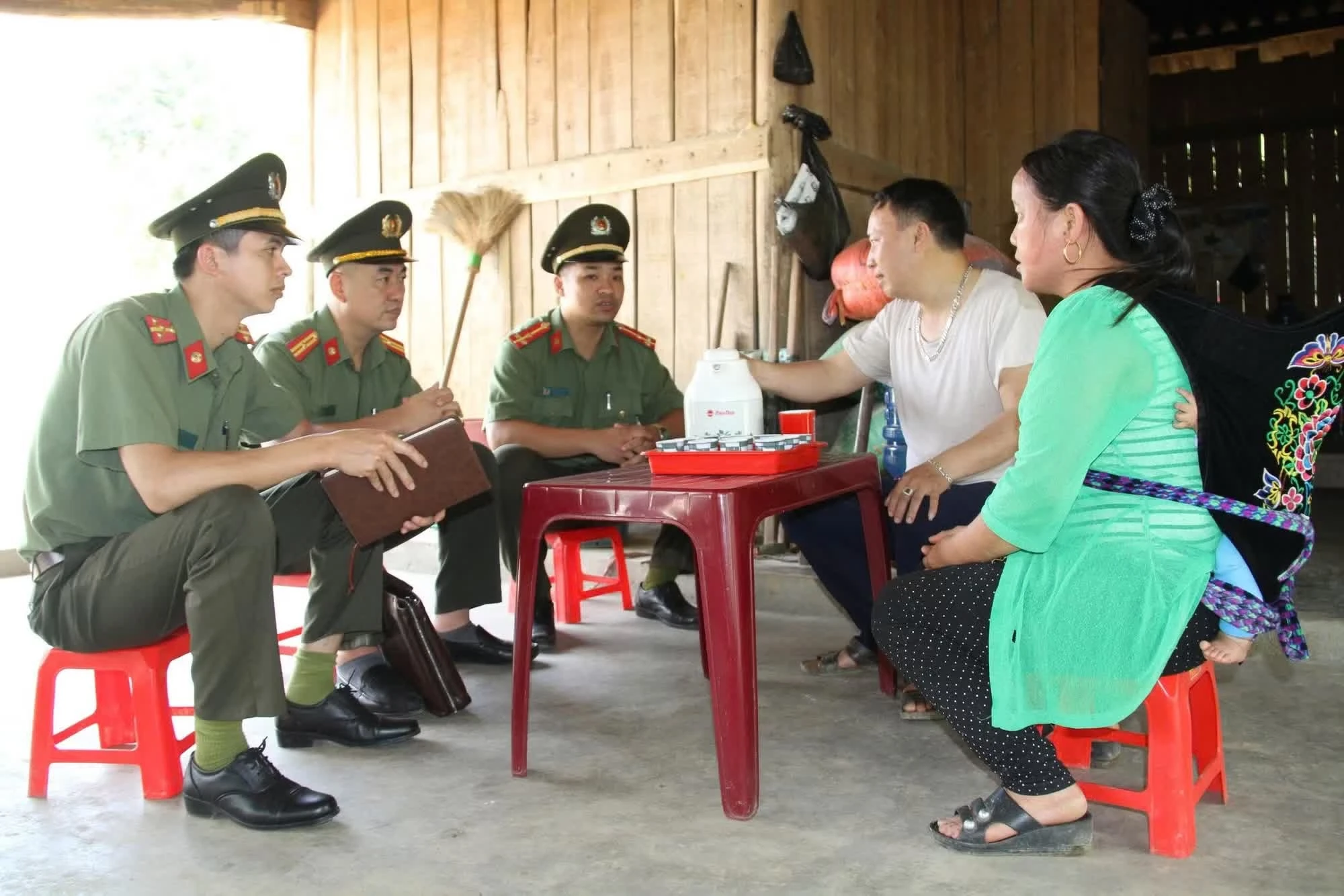Lực lượng an ninh tuyên truyền pháp luật cho nhân dân.