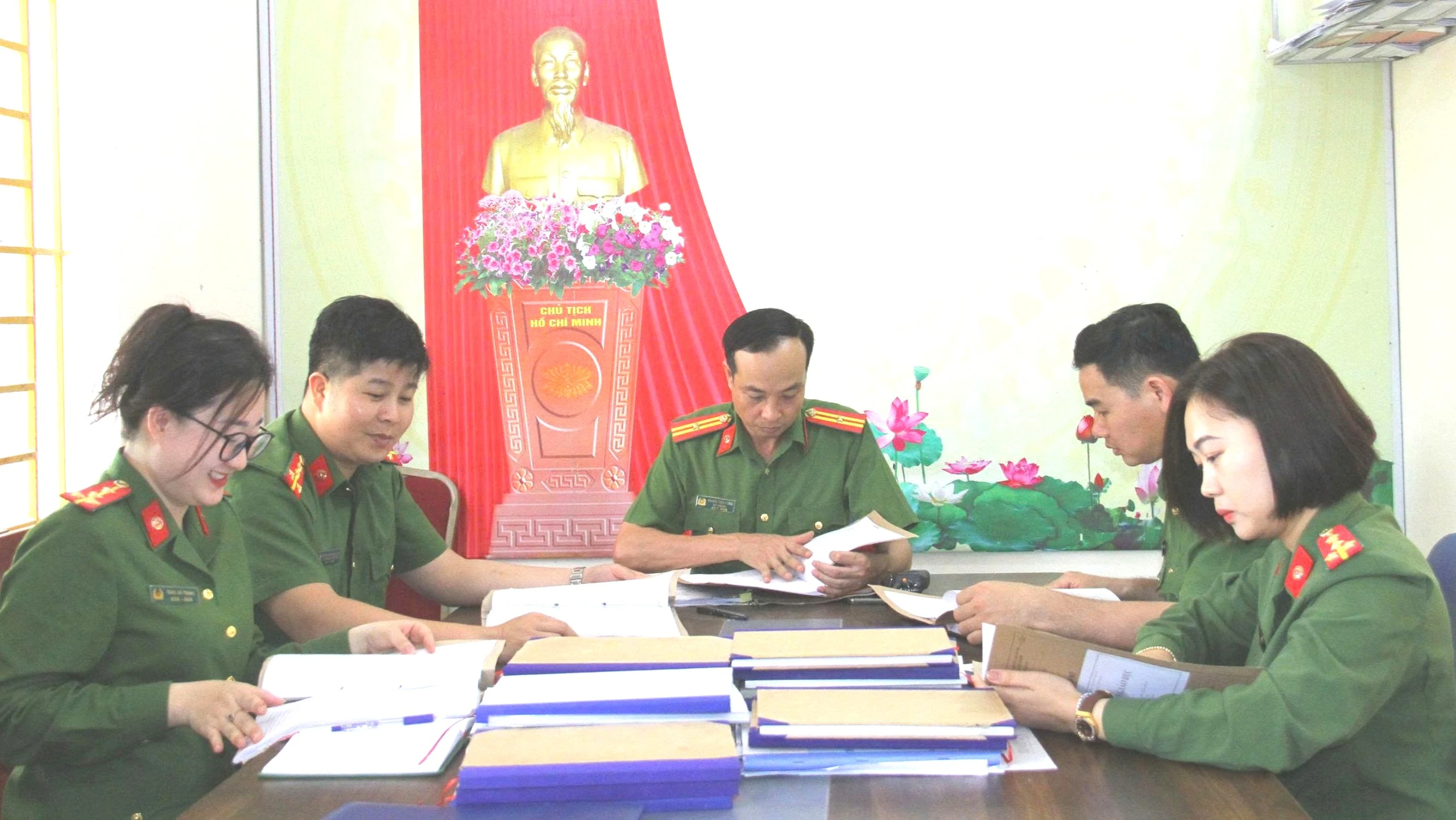 anh-3-cong-tac-ra-soat-pham-nhan-duoc-chu-trong-1-9764.jpg