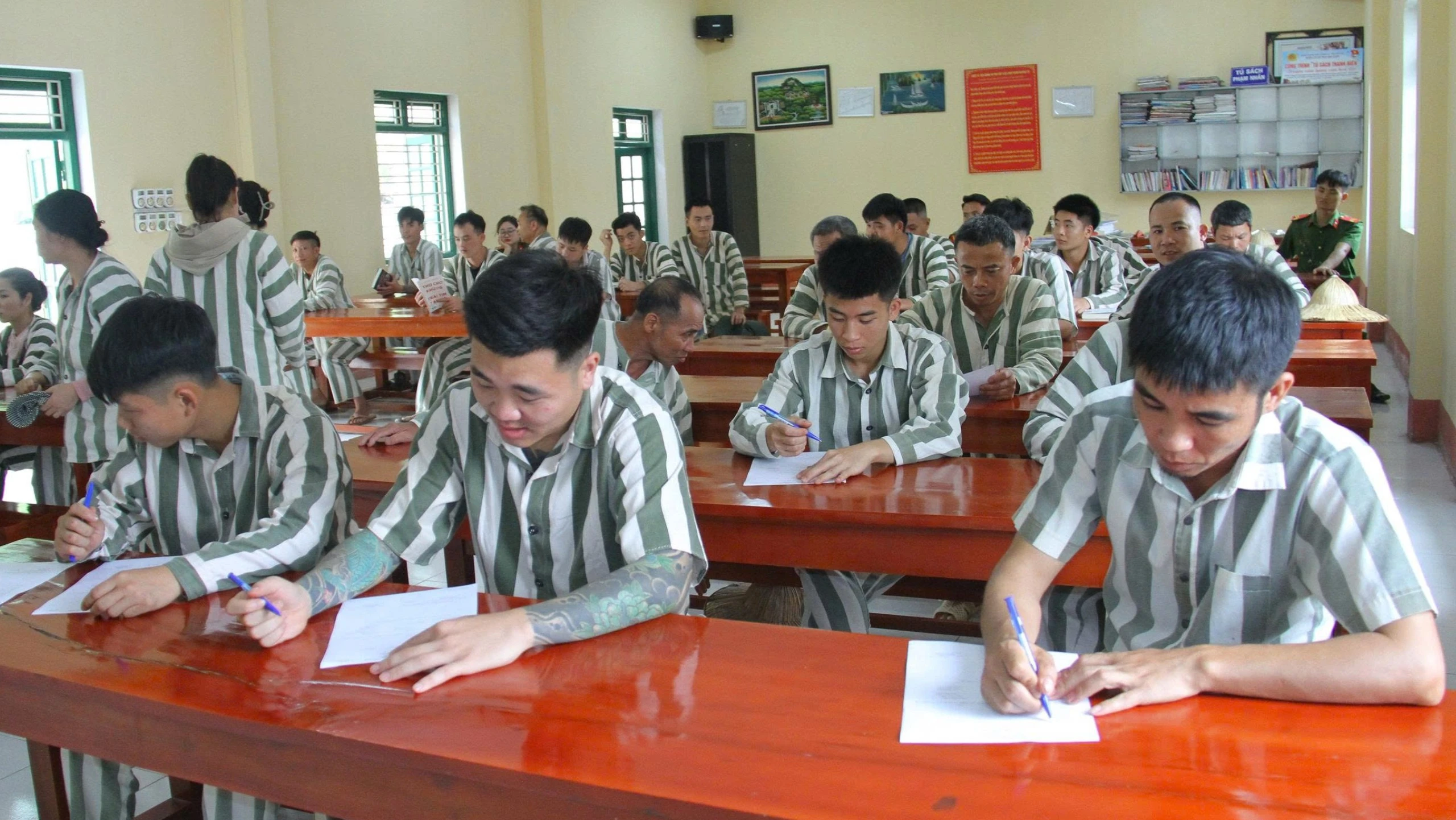 anh-2-nhieu-pham-nhan-duoc-viet-don-xin-dac-xa-trong-dip-nay-1-5235.jpg