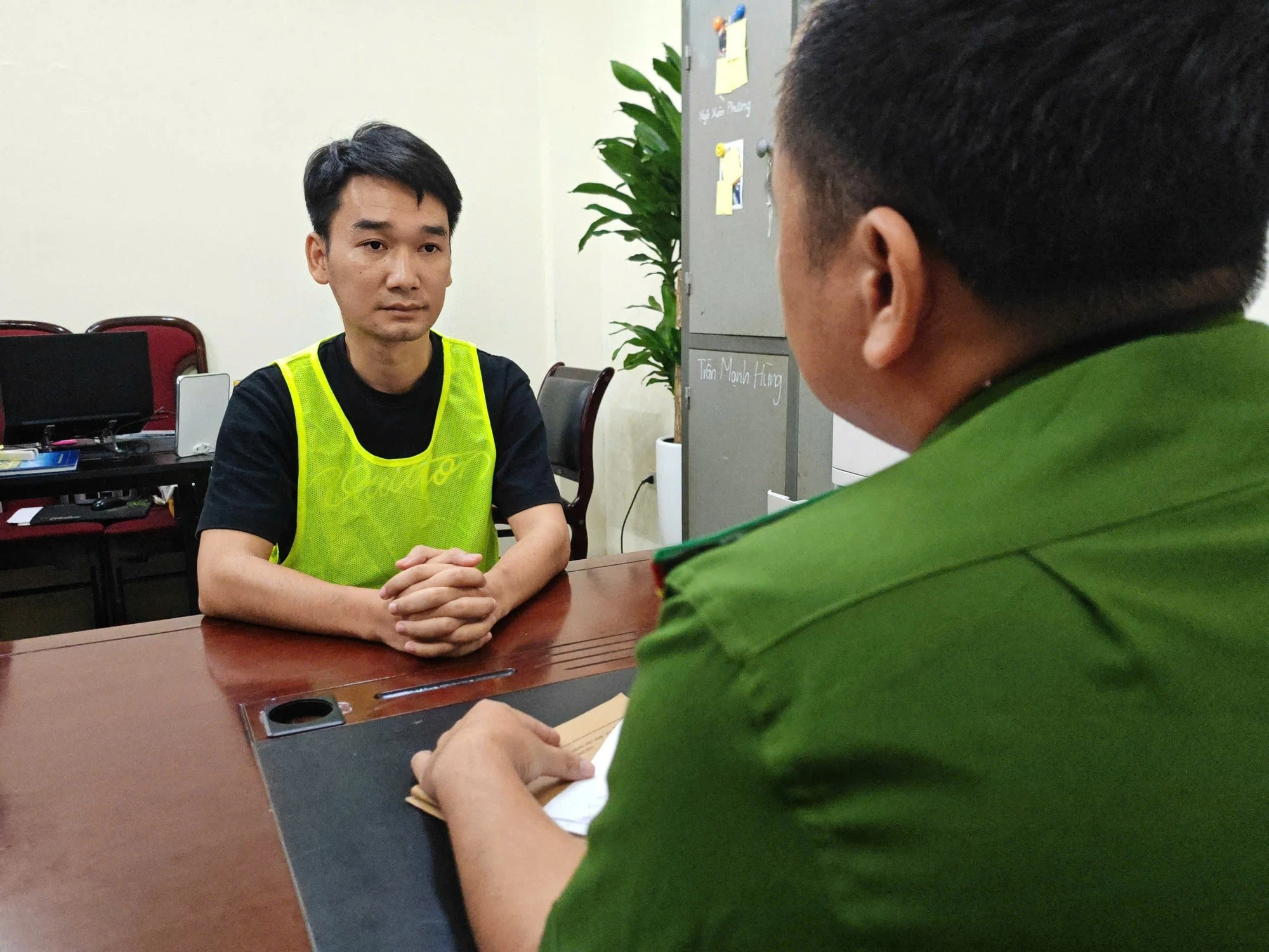 Đối tượng Vũ Hải Long tại cơ quan Công an.