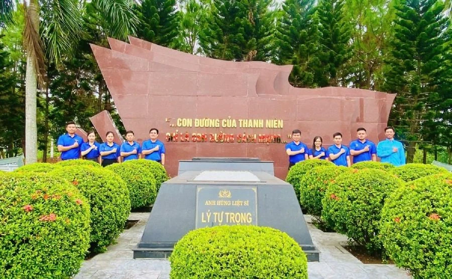 Cán bộ, đoàn viên đến dâng hương, tri ân tại khu tưởng niệm đồng chí Lý Tự Trọng tại Hà Tĩnh.