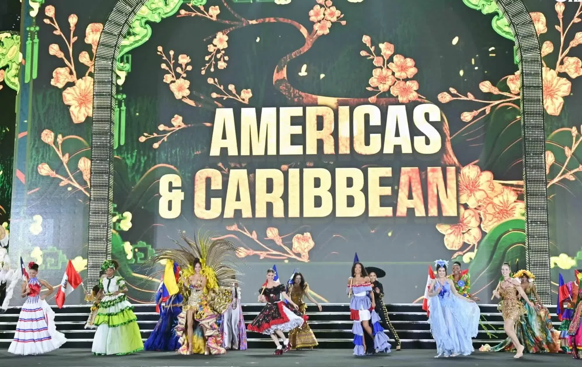 Các thí sinh trong màn trình diễn Dances of the World với trang phục truyền thống.