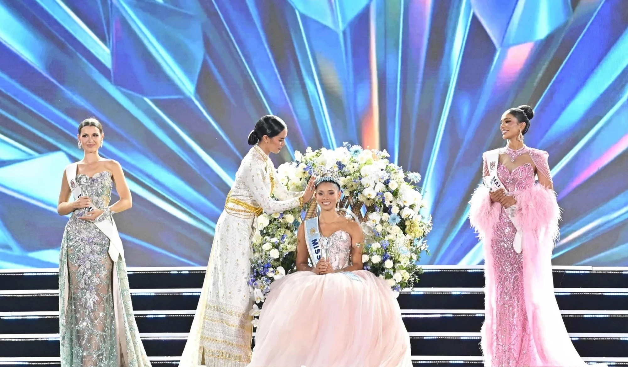 Đứng hai bên tân Hoa hậu Thế giới 2026 là Á hậu 1 Taanusiya Veerapandian – Malaysia và Á hậu 2 Elisabeth Reynes Alabern - Tây Ban Nha.